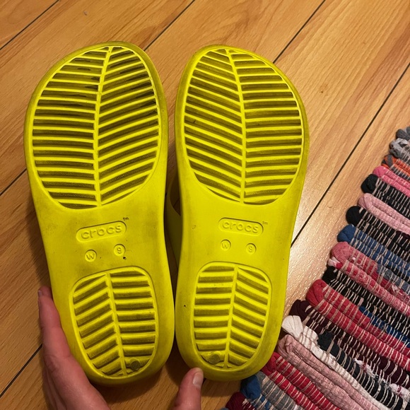 Croc’s Women’s Platform Sandals Size 9 Yellow - Picture 6 of 7